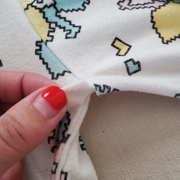 Vintage “Hart St.”Geometric Art Floral Design Kids Long Sleeve Tee, Size 10/12 - Picture 9 of 10